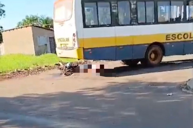 Jovens de 15 e 18 anos morrem após acidente entre ônibus escolar e moto, em Luzimangues