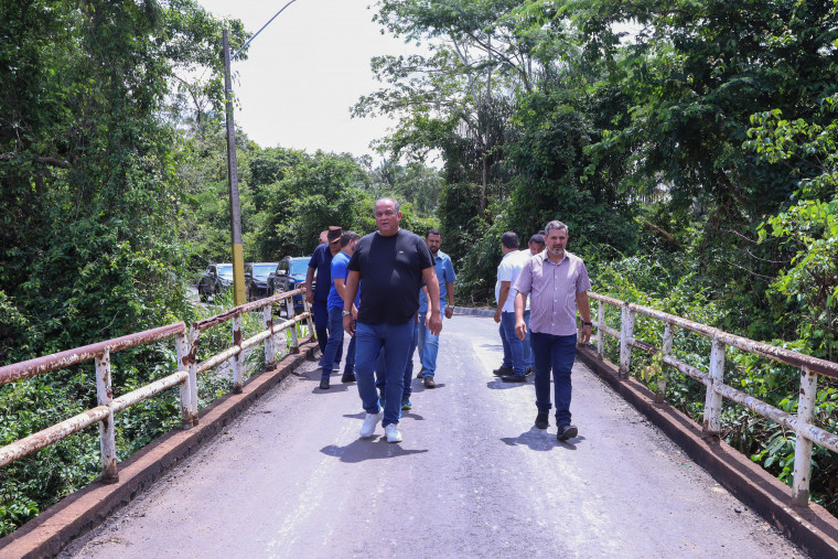 Eduardo Gomes vistoria obras de ligação asfáltica ao IFTO em Araguatins e anuncia novos investimentos