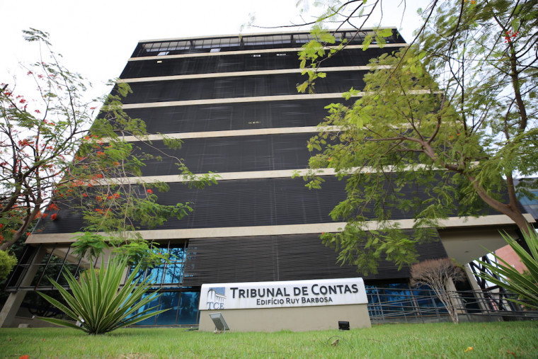 TCE prorroga validade de concurso e nomeia 10 aprovados para Auditor de Controle Externo