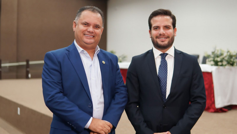 Jovem João Victor é diplomado prefeito de Muricilândia ao lado do tio, Alessandro Borges