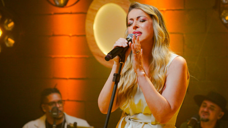 Cantora católica de renome nacional faz show no Jubileu de Prata da Paróquia Santos Reis