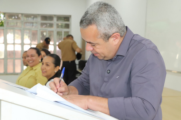 Prefeito assina pacote de benefícios salariais para servidores de Porto Nacional; saiba quais