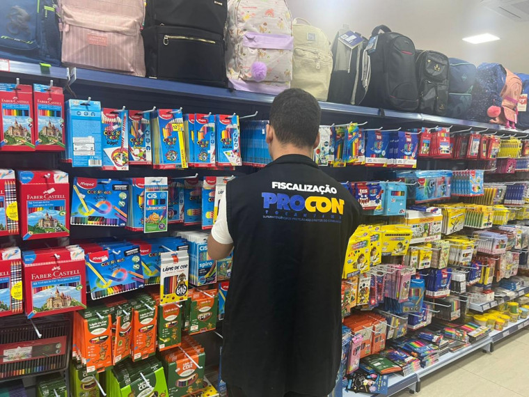 Preços dos materiais escolares variam até 435% nas maiores papelarias de Araguaína; veja