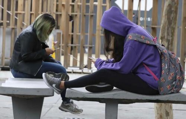 Celulares em escolas: secretarias de Educação devem se adequar à restrição do uso até março