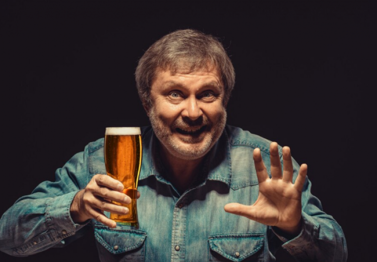 Beber em excesso na meia-idade: descubra os impactos catastróficos no organismo