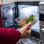 Por que a comida do micro-ondas nunca tem o mesmo sabor? Veja a resposta aqui!