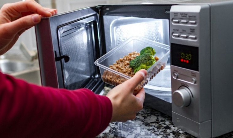 Por que a comida do micro-ondas nunca tem o mesmo sabor? Veja a resposta aqui!