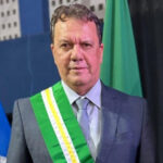 Prefeito revoga medida que proibia uso de celular, unhas grandes e postiças por professores