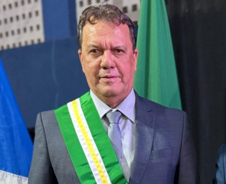 Prefeito revoga medida que proibia uso de celular, unhas grandes e postiças por professores