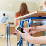 Decreto regulamenta restrição de uso de celular por estudantes nas escolas; entenda regras
