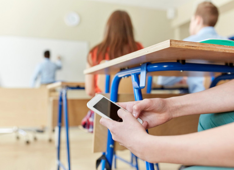Decreto regulamenta restrição de uso de celular por estudantes nas escolas; entenda regras