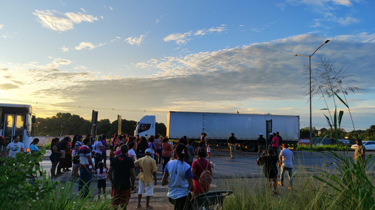 Pais de alunos da rede estadual fazem protesto por retorno do transporte escolar em Araguaína