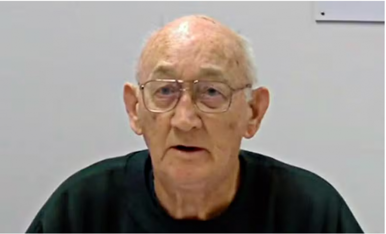 Padre condenado por abusar de mais de 70 crianças morre na cadeia, aos 90 anos