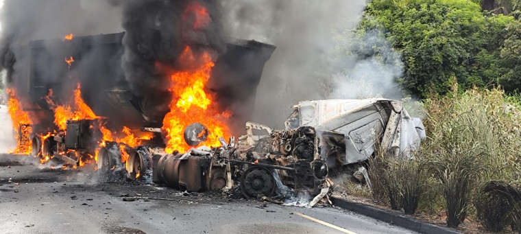 Motorista morre carbonizado e preso às ferragens em acidente envolvendo três caminhões