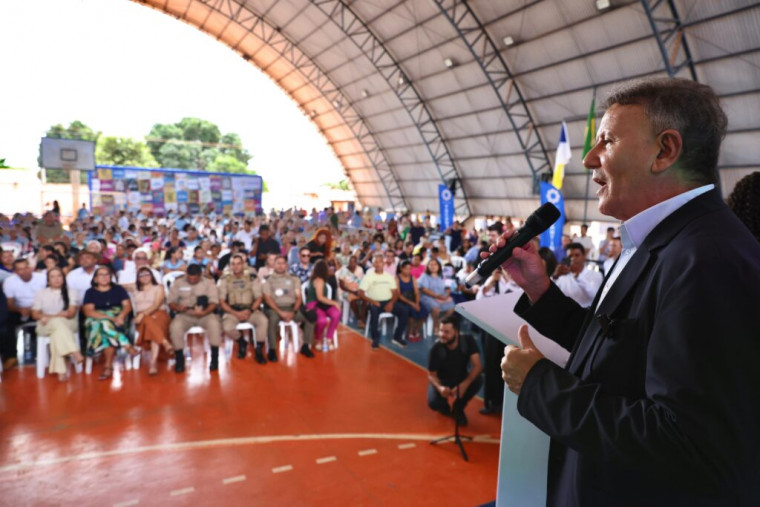 Eduardo Siqueira cumpre promessa e retira ponto eletrônico para servidores da Educação