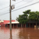 Temporal provoca alagamentos em vários pontos e enxurrada arrasta motos em Araguaína