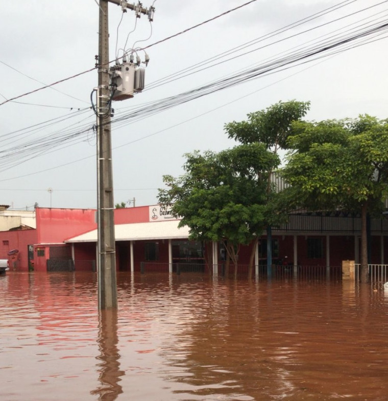 Temporal provoca alagamentos em vários pontos e enxurrada arrasta motos em Araguaína