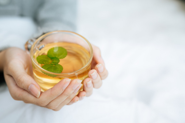 Conheça 7 chás calmantes para aliviar a ansiedade e como prepará-los