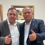 Deputado Gipão destaca liderança do senador Eduardo Gomes durante visita à Assembleia