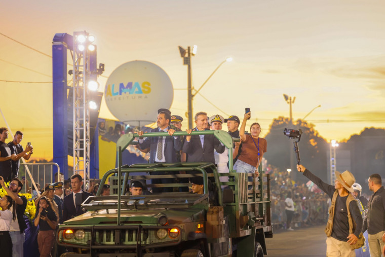 Desfile dos 36 anos de Palmas resgata história, união política e reúne centenas de pessoas
