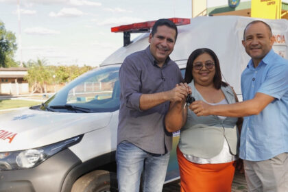 Deputado Marcus Marcelo entrega nova ambulância para a cidade de Santa Terezinha