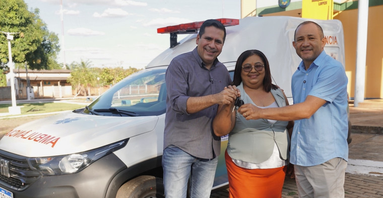 Deputado Marcus Marcelo entrega nova ambulância para a cidade de Santa Terezinha