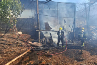 Fogo em lote vizinho atinge depósito de empresa em Araguaína e mobiliza bombeiros