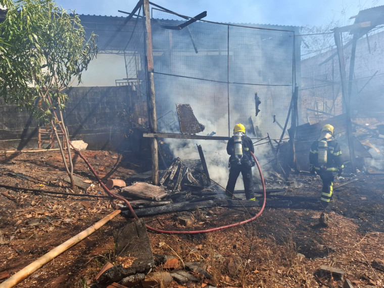 Fogo em lote vizinho atinge depósito de empresa em Araguaína e mobiliza bombeiros