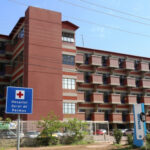 Estado é intimado após flagrante de sujeira, baratas e pacientes limpando quartos no HGP