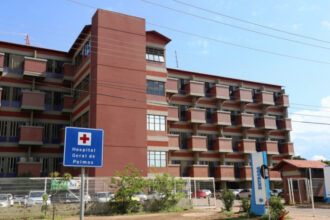 Estado é intimado após flagrante de sujeira, baratas e pacientes limpando quartos no HGP