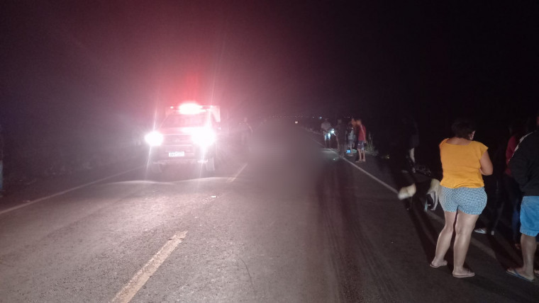Pai e filho morrem após caminhão bater na traseira de moto na TO-020; motorista fugiu