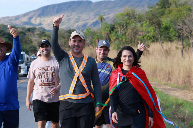 Ao lado de Polyanna Siqueira, Vicentinho Jr percorre 23 km até o Santuário do Bonfim
