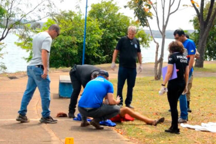 Motoqueiro executa homem a tiros em plena luz do dia na orla de Porto; perícia acha 9 cápsulas
