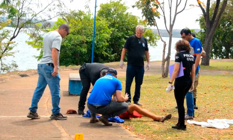 Motoqueiro executa homem a tiros em plena luz do dia na orla de Porto; perícia acha 9 cápsulas