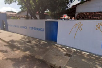 Professor é agredido por aluno com cadeirada e socos; agressor tinha faca na mochila