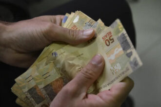 Governo eleva previsão do salário mínimo para R$ 1.631 em 2026; reajuste de 7,44%