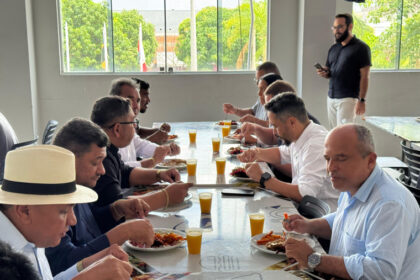 Max Fleury almoça no Restaurante Popular e propõe unidade na região sul de Araguaína