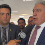 Ao lado de três deputados, Laurez Moreira já despacha como governador e prega cautela