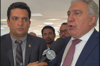 Ao lado de três deputados, Laurez Moreira já despacha como governador e prega cautela