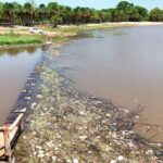 Prainha da Via Lago fica tomada por lixo após fortes chuvas e população deve evitar banho