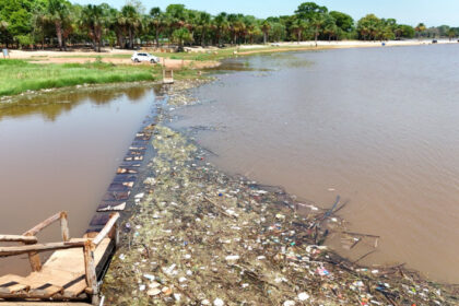 Prainha da Via Lago fica tomada por lixo após fortes chuvas e população deve evitar banho