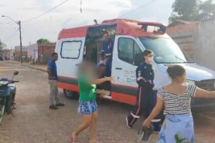Criança de 3 anos é atropelada por moto pilotada por adolescente em alta velocidade