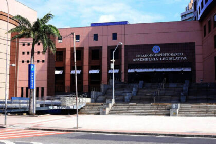 Concurso com vagas para analista, consultor e agente de polícia na AL do Espírito Santo