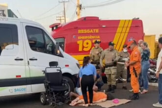 Mulher em cadeira de rodas é atingida por van durante travessia de avenida em Araguaína