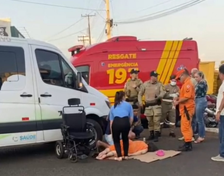 Mulher em cadeira de rodas é atingida por van durante travessia de avenida em Araguaína
