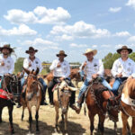 Deputado Amélio celebra tradição sertaneja na cavalgada de abertura da Expoagra 2025