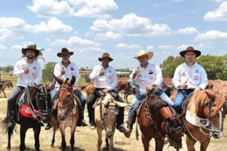 Deputado Amélio celebra tradição sertaneja na cavalgada de abertura da Expoagra 2025