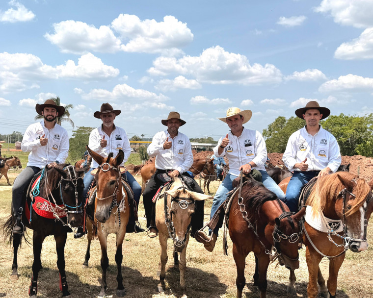 Deputado Amélio celebra tradição sertaneja na cavalgada de abertura da Expoagra 2025