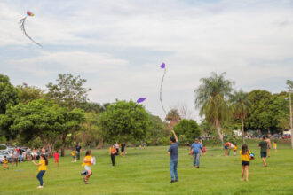 Escola de Artes promove tarde de diversão com pipas no Parque Cimba, em Araguaína