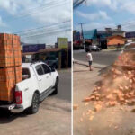 Para evitar pagar frete, homem tenta levar tijolos em caminhonete e carga tomba